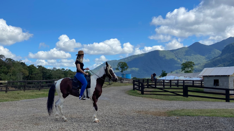 CAVALO PULANDO na CAVALGADA 