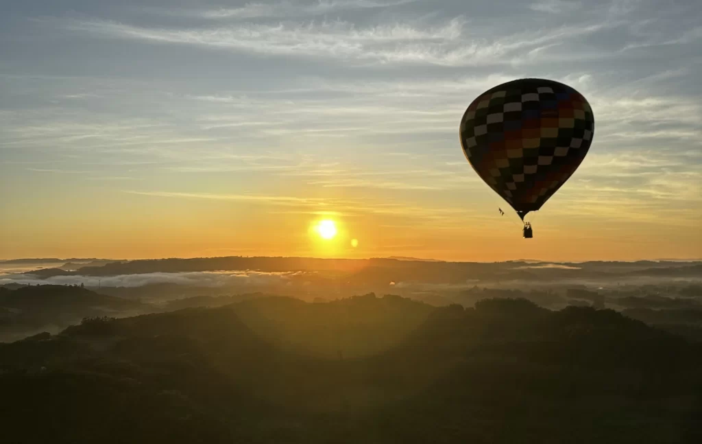 Nascer do sol em Nova Veneza SC com visão de balão voando próximo as nuvens